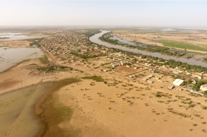 Image aérienne du fleuve Sénégal, de Podor et sa cuvette exploitée pour les cultures de décrue